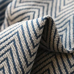 Motif géométrique à chevrons bleu et blanc sur textile de haute qualité pour décoration intérieure moderne et élégante. Design tendance idéal pour coussins, rideaux et accessoires décoratifs.
