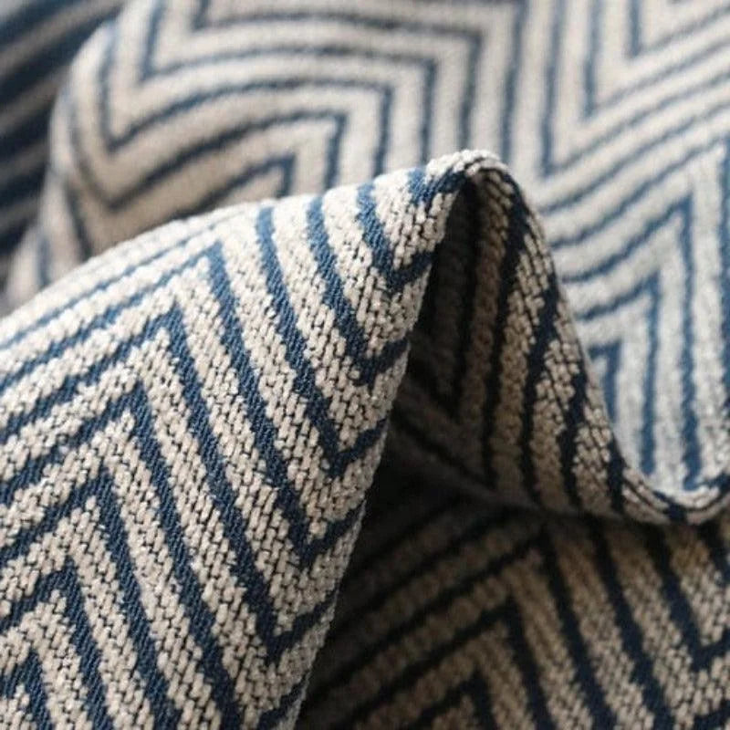 Motif géométrique à chevrons bleu et blanc sur textile de haute qualité pour décoration intérieure moderne et élégante. Design tendance idéal pour coussins, rideaux et accessoires décoratifs.