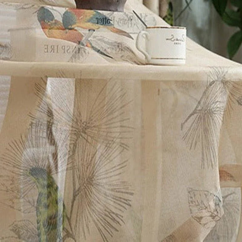 Rideau décoratif beige avec motifs naturels de branches et oiseaux, idéal pour un salon lumineux. Design élégant apportant une touche de nature à votre intérieur moderne.