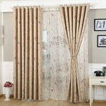 Rideau élégant avec motif d'oiseaux et de plantes, idéal pour ajouter une touche naturelle à votre décoration intérieure. Ce modèle beige s’intègre parfaitement dans un salon ou une chambre, offrant une ambiance chaleureuse et apaisante. Facile à installer, il est parfait pour créer une atmosphère accueillante et raffinée. Accessoire déco incontournable pour personnaliser votre intérieur.