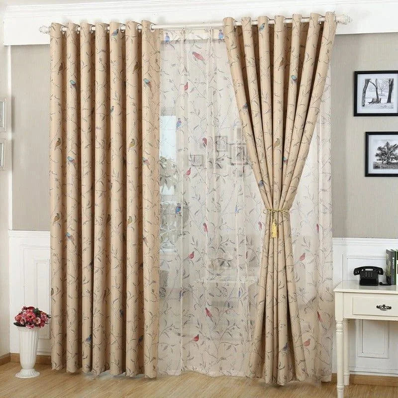 Rideau élégant avec motif d'oiseaux et de plantes, idéal pour ajouter une touche naturelle à votre décoration intérieure. Ce modèle beige s’intègre parfaitement dans un salon ou une chambre, offrant une ambiance chaleureuse et apaisante. Facile à installer, il est parfait pour créer une atmosphère accueillante et raffinée. Accessoire déco incontournable pour personnaliser votre intérieur.