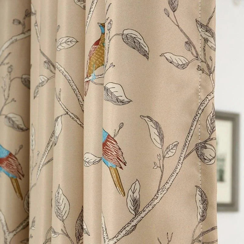 Rideau élégant avec motif d'oiseaux colorés et branches. Idéal pour ajouter une touche artistique à votre salon ou chambre. Design naturel et apaisant pour embellir votre intérieur.