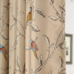 Rideau élégant avec motif d'oiseaux colorés et branches. Idéal pour ajouter une touche artistique à votre salon ou chambre. Design naturel et apaisant pour embellir votre intérieur.