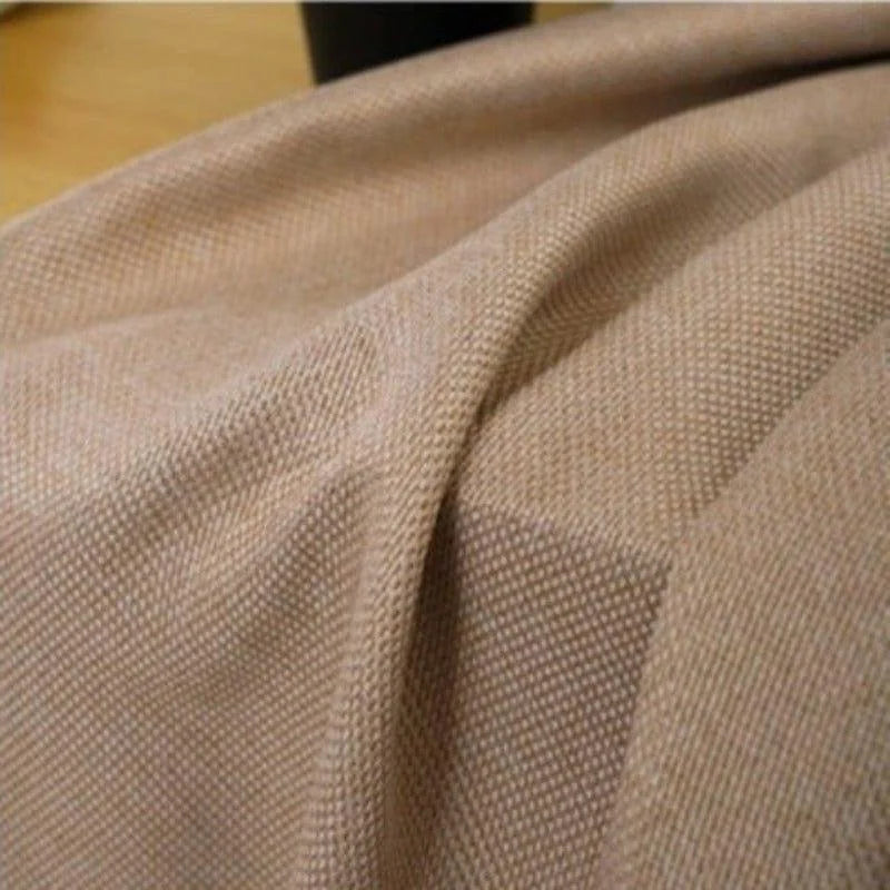 Rideau élégant beige avec texture subtile, idéal pour ajouter une touche moderne et chaleureuse à tout intérieur. Design polyvalent parfait pour les salons, chambres ou bureaux. Accessoire décoratif intemporel qui s'intègre harmonieusement dans différentes ambiances.