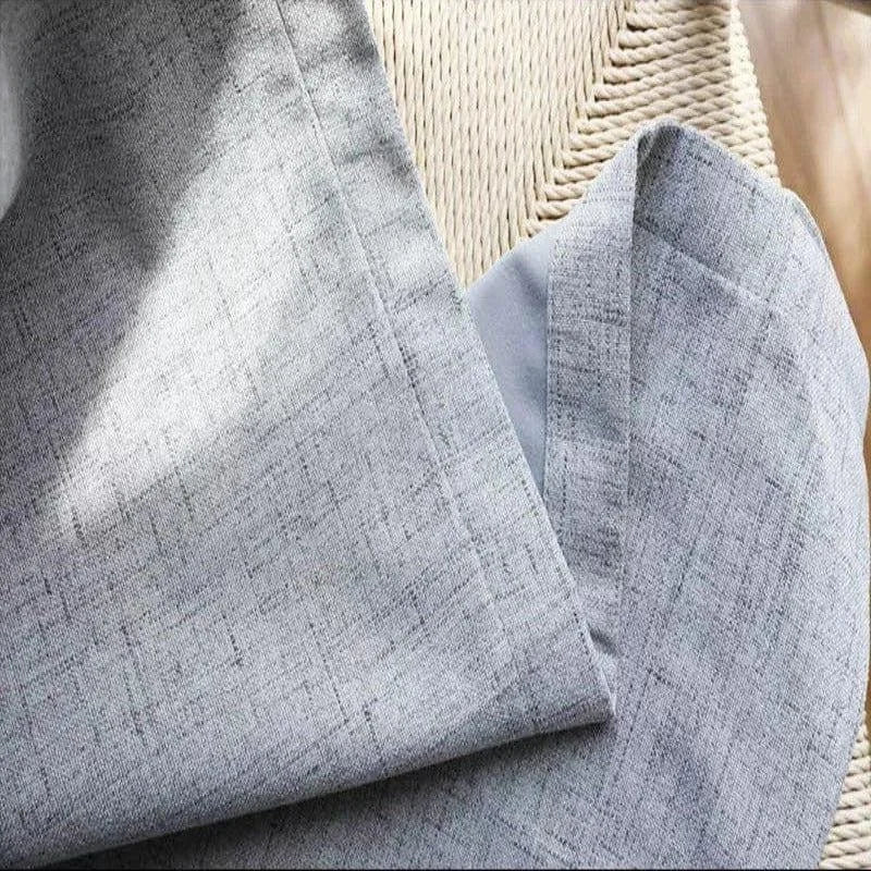 Rideau en tissu gris clair avec texture moderne, parfait pour améliorer la décoration intérieure et ajouter une touche élégante à votre salon ou chambre. Conçu pour filtrer la lumière naturelle tout en préservant l'intimité. Accessoire incontournable pour toute maison contemporaine.