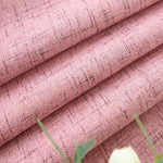 Image d'un rideau en tissu rose avec un motif texturé légèrement quadrillé. Ce rideau chic et moderne s'intègre parfaitement dans une décoration intérieure contemporaine, ajoutant une touche de couleur douce et élégante à votre espace de vie. Idéal pour le salon, la chambre ou le bureau. Disponibilité en plusieurs tailles pour s'adapter à toutes les fenêtres.