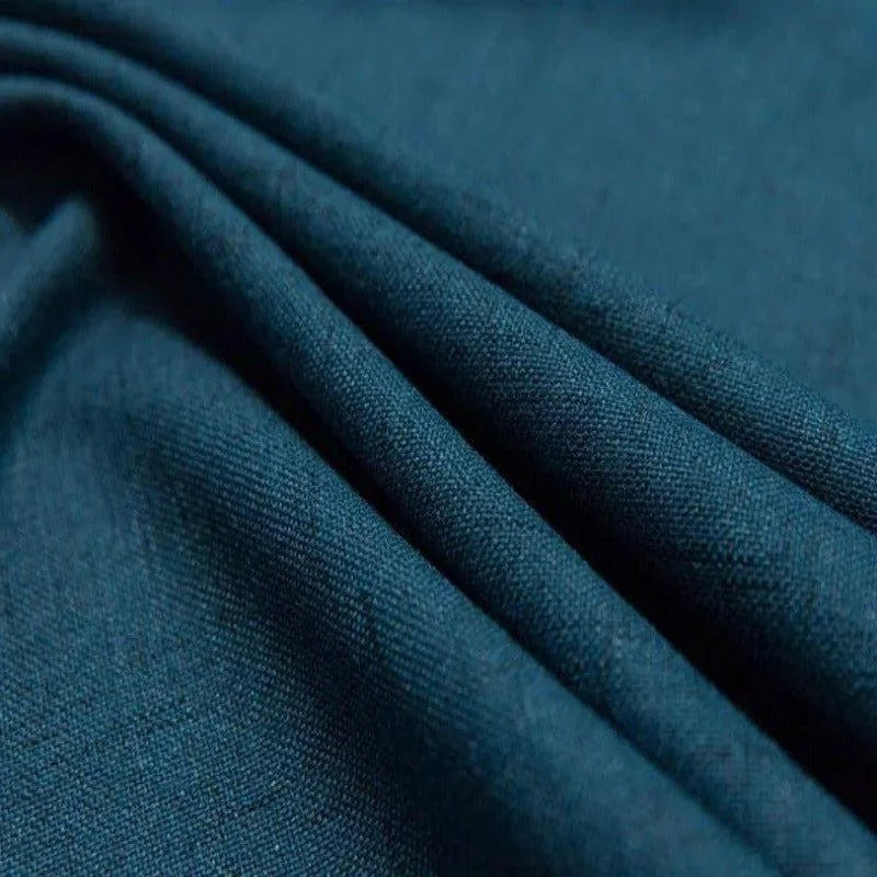 Texte alternatif SEO : "Tissu de rideau bleu foncé en lin, offrant une texture douce et élégante, idéal pour ajouter une touche de sophistication à votre intérieur. Rideau opaque de haute qualité, parfait pour la décoration de salon ou chambre à coucher."