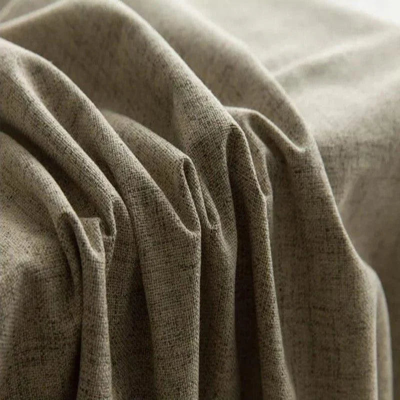 Rideau en lin texturé beige élégant et moderne, idéal pour la décoration intérieure. Tissu de haute qualité offrant une ambiance chaleureuse et sophistiquée dans le salon ou la chambre à coucher. Accessoire de maison esthétique et fonctionnel.