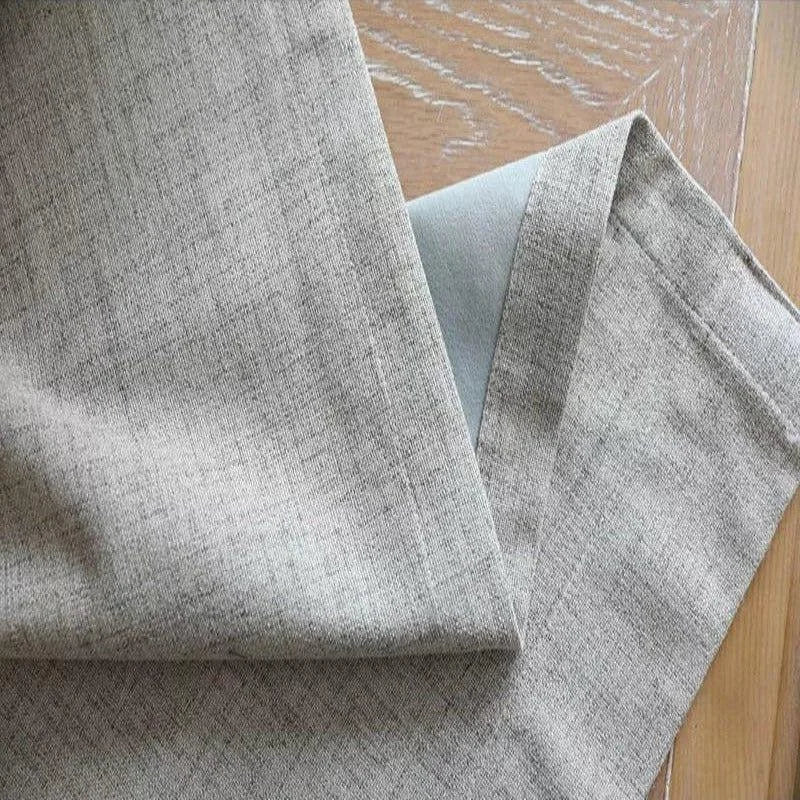 Rideau en lin beige élégant et moderne pour salon, texture douce et finition soignée, idéal pour une décoration intérieure chaleureuse et lumineuse.