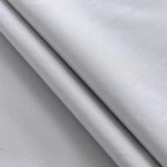Image d'un rideau gris élégant, idéal pour une décoration intérieure moderne. Sa teinte neutre s'adapte facilement à tout type de pièce, offrant une ambiance douce et apaisante. Parfait pour le salon, la chambre ou la salle à manger.