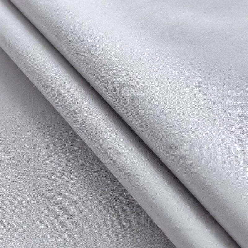 Image d'un rideau gris élégant, idéal pour une décoration intérieure moderne. Sa teinte neutre s'adapte facilement à tout type de pièce, offrant une ambiance douce et apaisante. Parfait pour le salon, la chambre ou la salle à manger.
