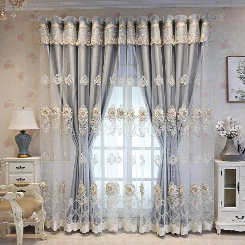 Rideaux élégants pour salon, motifs floraux raffinés, décoration de fenêtre chic, style classique, ambiance chaleureuse, design raffiné pour intérieur.
