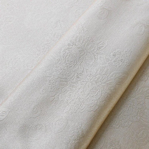 Image d'un tissu brodé clair avec des motifs floraux délicats, idéal pour la décoration intérieure ou la confection de vêtements élégants. Design raffiné et détails subtils pour un style intemporel et sophistiqué.
