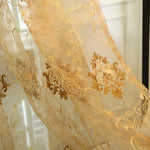 Rideau décoratif élégant avec motifs dorés, embellissement raffiné pour salon, apportant une touche de luxe et de sophistication à la décoration intérieure, idéal pour adoucir la lumière naturelle.
