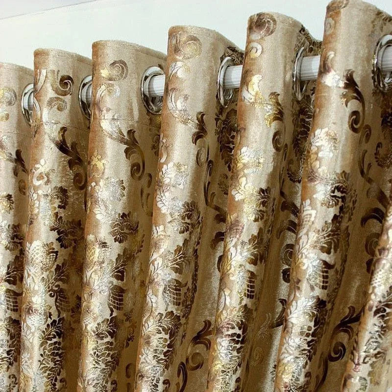 Rideau élégant avec motif floral doré, idéal pour ajouter une touche luxueuse à votre intérieur. Ce rideau décoratif s'intègre parfaitement dans un salon raffiné ou une chambre élégante. Ses tons dorés et ses motifs sophistiqués apportent une ambiance chic et chaleureuse à votre espace de vie. Facile à installer grâce à ses œillets métalliques, il assure une finition soignée et moderne.