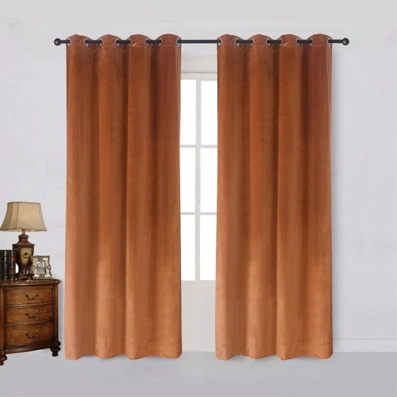 Rideaux occultants marron pour salon, parfaits pour ajouter une touche d'élégance et d'intimité à votre intérieur. Idéals pour une décoration de style classique, accompagnés d'un mobilier en bois et d'une ambiance chaleureuse. Installation facile grâce aux oeillets intégrés.