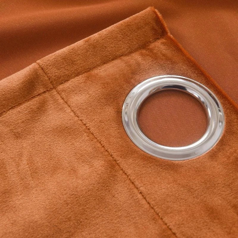 Rideau occultant marron avec œillet en métal argenté, idéal pour une décoration intérieure moderne, améliore l'intimité et ajoute une touche élégante à tout espace de vie.