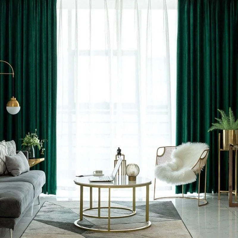 Salon moderne et élégant avec rideaux verts, canapé confortable et fauteuil design. Une table basse raffinée en métal doré complète l'esthétique contemporaine, créant une atmosphère accueillante et sophistiquée. Parfait pour un intérieur raffiné et tendance, idéal pour le confort et le style.