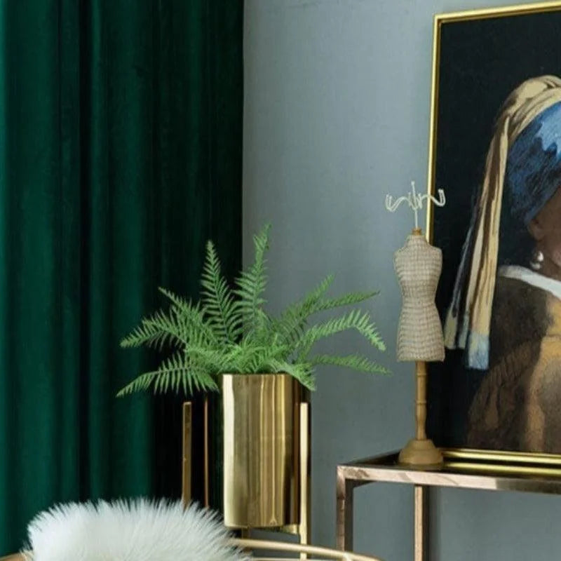 Décoration d'intérieur élégante avec plante verte en pot doré, mannequin de couture sur pied et tableau artistique. Mettez en valeur votre espace avec ce style contemporain et chaleureux. Parfait pour ajouter une touche sophistiquée à votre salon ou bureau.