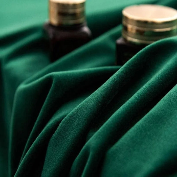 Produit de luxe en vert foncé, idéal pour une ambiance élégante et sophistiquée. Accessoirisé avec des éléments dorés, parfait pour un intérieur raffiné ou une utilisation créative.