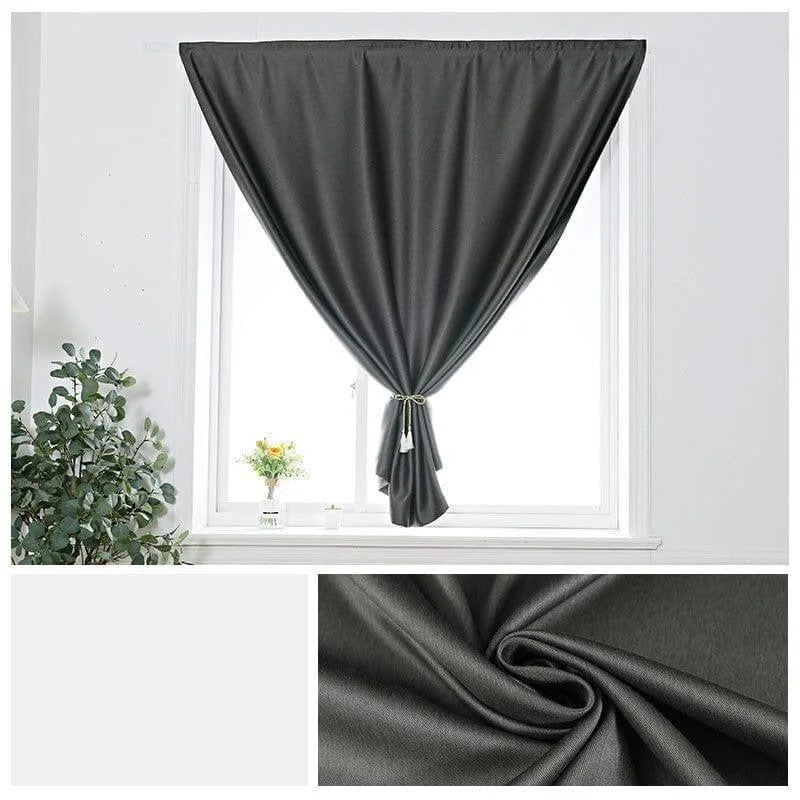 Rideau occultant gris foncé élégant pour fenêtre, idéal pour améliorer la décoration intérieure et offrir une protection contre la lumière. Facile à installer et parfait pour le salon, la chambre ou l'espace bureau. Accessoire indispensable pour une ambiance moderne et cosy.