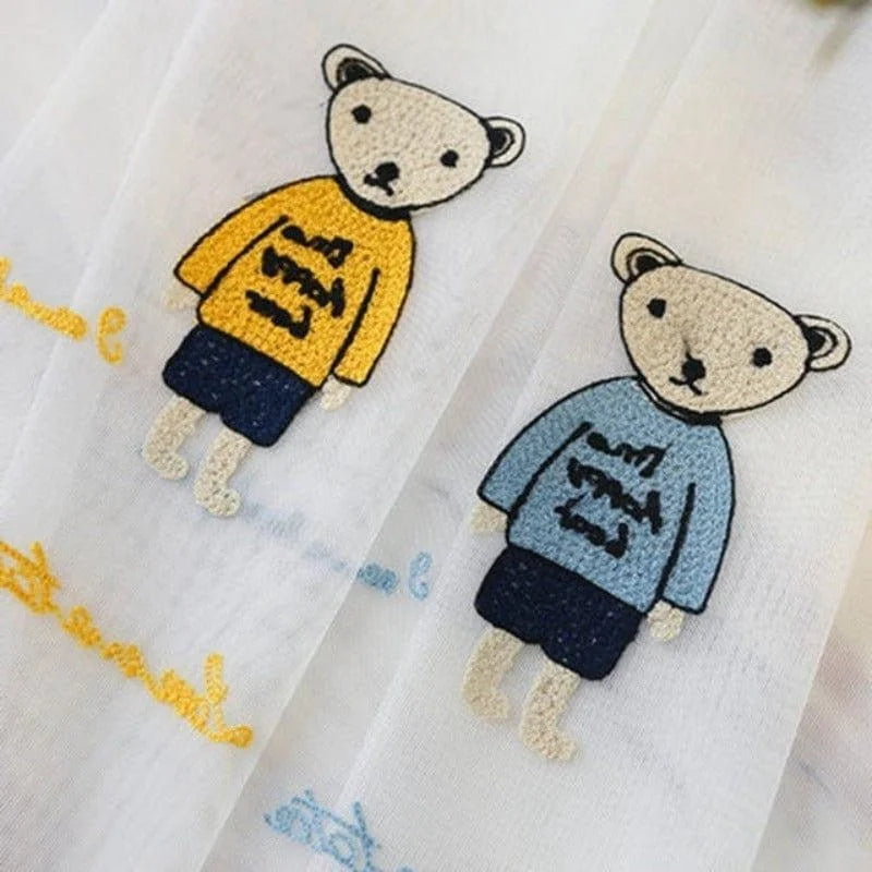 Image de motif brodé d’ours, l’un portant un pull jaune et l’autre bleu, idéal pour décorer des vêtements ou accessoires pour enfants. Design mignon et coloré pour un style amusant et tendance. Facile à intégrer dans des tenues créatives et originales. Parfait pour un look enfantin personnalisé et attractif.