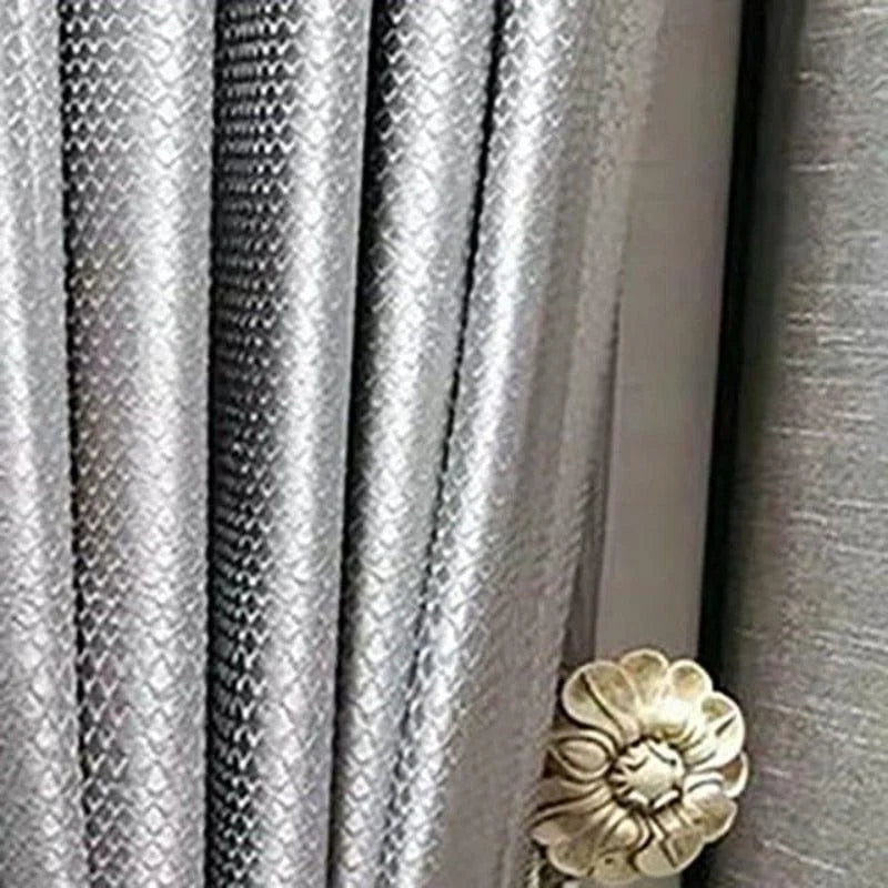 Rideau décoratif gris lumineux avec motif texturé et embrasse en forme de fleur, parfait pour ajouter une touche élégante à votre intérieur.