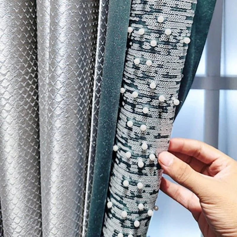Rideau moderne argenté avec motifs texturés, idéal pour une décoration d'intérieur élégante. Conçu pour apporter une touche de sophistication à votre salon ou chambre, le design unique se distingue par ses détails en relief et ses éléments décoratifs accrocheurs. Parfait pour ceux qui souhaitent allier style et caractère.
