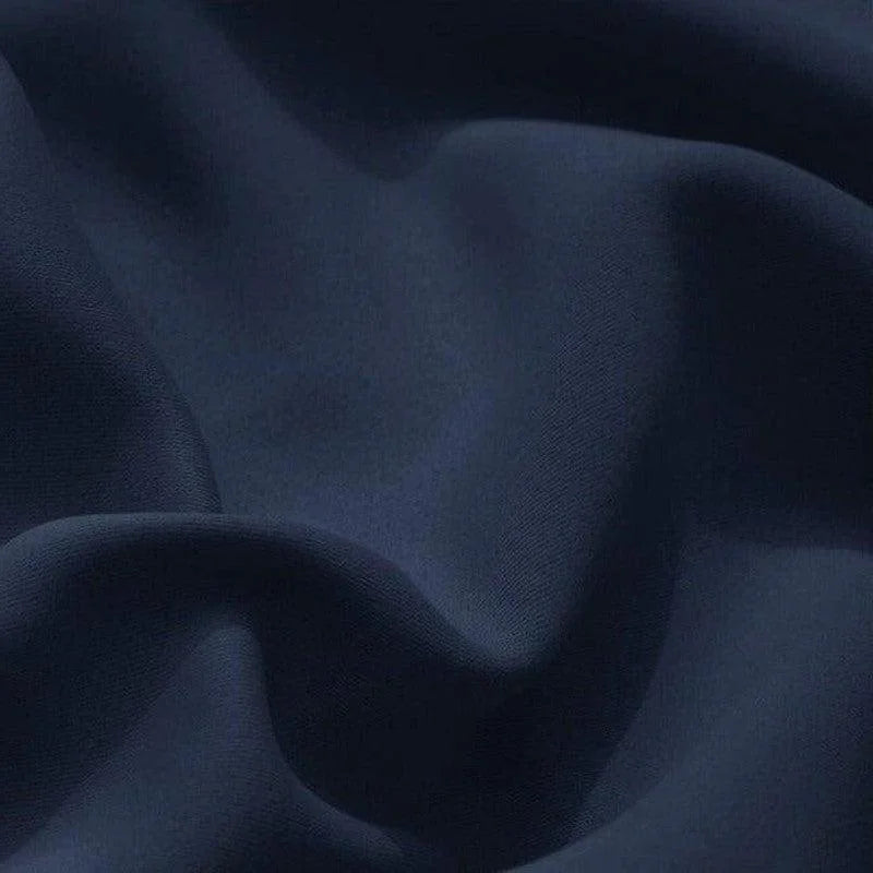 Image d'un tissu bleu marine élégant, idéal pour la confection de vêtements sophistiqués. Ce textile bleu ajoute une touche de modernité et de raffinement à toute création vestimentaire. Parfait pour les modes chics et tendances.