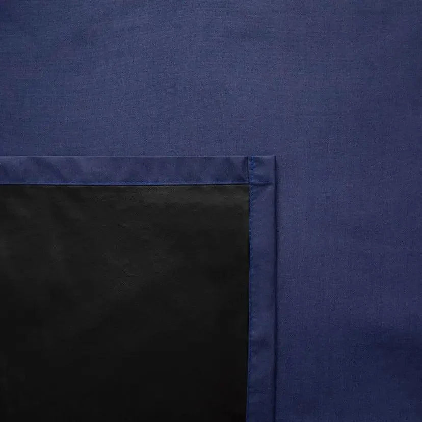 Image d'un sac moderne, avec un design élégant combinant des couleurs bleu et noir, idéal pour un usage quotidien ou professionnel. Ce produit se distingue par son style sobre et ses détails raffinés, apportant une touche d'élégance à votre tenue. Polyvalent et fonctionnel, il convient parfaitement pour transporter vos effets personnels avec style.