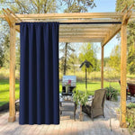 Rideau d'extérieur bleu marine installé sur une pergola en bois dans un jardin verdoyant. Parfait pour créer une zone ombragée et ajouter de l'intimité à un espace extérieur, ce rideau devient l'accessoire idéal pour toute terrasse ou patio moderne. Aménagez votre espace jardin avec style et fonctionnalité.