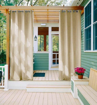Rideaux élégants pour terrasse extérieure, offrant intimité et style à votre espace de vie en plein air. Améliorez votre décoration extérieure avec ces rideaux suspendus, idéals pour protéger contre le soleil tout en ajoutant une touche de sophistication. Parfaits pour les patios, vérandas ou pergolas, ces rideaux complètent à merveille le cadre naturel et architectural.
