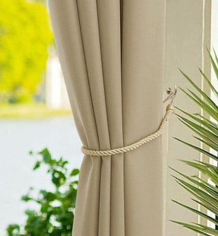 Attache embrasse beige pour rideaux, accentuant élégance et simplicité dans le salon. Accessoire parfait pour garder les rideaux bien rangés et agrémenter la décoration intérieure. Solution pratique pour maximiser la lumière naturelle tout en ajoutant une touche raffinée à vos fenêtres.