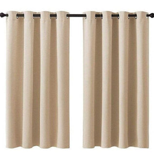 Paire de rideaux beiges avec œillets métalliques pour tringle, parfaits pour ajouter une touche élégante et moderne à n'importe quelle pièce. Design intemporel idéal pour salon ou chambre, offrant intimité et contrôle de la lumière.