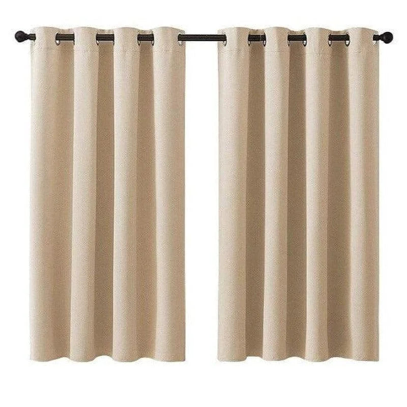 Paire de rideaux beiges avec œillets métalliques pour tringle, parfaits pour ajouter une touche élégante et moderne à n'importe quelle pièce. Design intemporel idéal pour salon ou chambre, offrant intimité et contrôle de la lumière.
