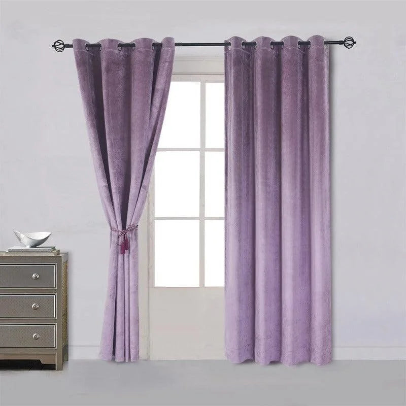 Rideaux occultants violets modernes, parfaits pour apporter une touche d'élégance à votre salon ou chambre. Conçus pour bloquer la lumière et offrir une intimité optimale, ces rideaux sont idéaux pour créer une ambiance chaleureuse et contemporaine. Accessoire décoratif essentiel pour embellir vos fenêtres.