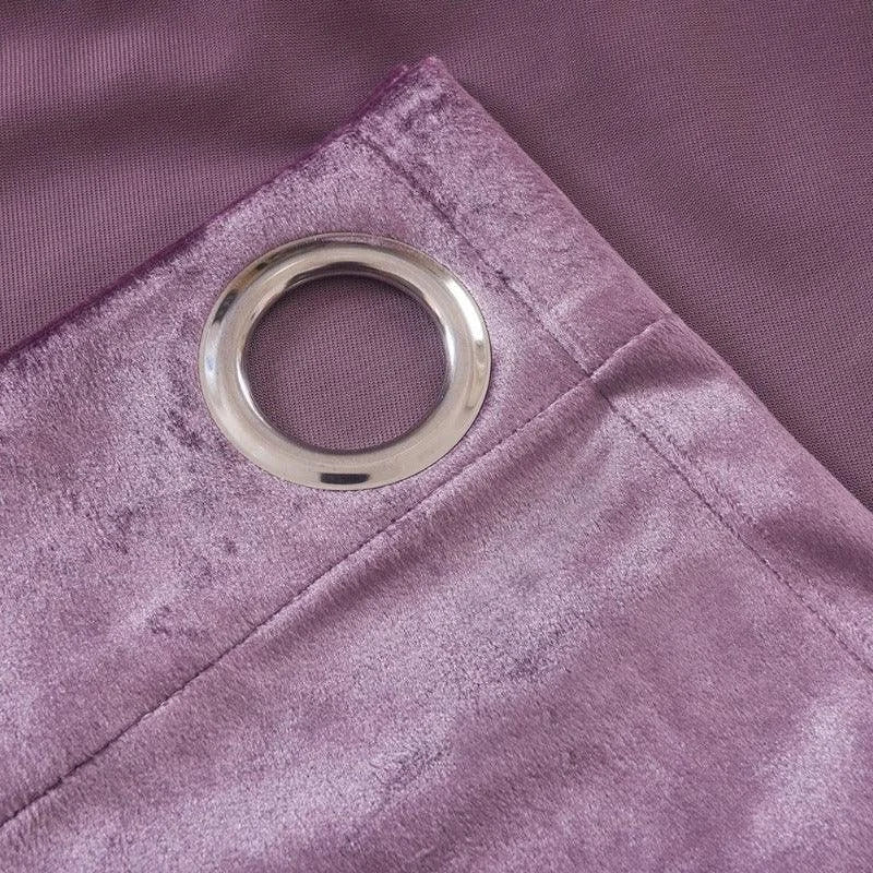 Rideau violet avec œillet en métal argenté, design élégant pour intérieur moderne. Accessoire de décoration facilitant l'installation et apportant une touche de sophistication à tout espace de vie. Parfait pour salon ou chambre.