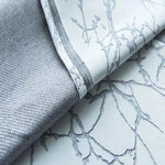 Tissu élégant avec motif branché gris, idéal pour décoration intérieure moderne, style contemporain. Parfait pour rideaux, nappes ou autres créations textiles. Design sophistiqué apportant une touche de raffinement à tout espace.