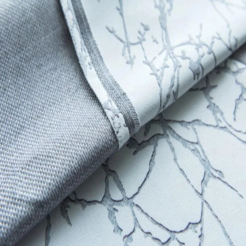 Tissu élégant avec motif branché gris, idéal pour décoration intérieure moderne, style contemporain. Parfait pour rideaux, nappes ou autres créations textiles. Design sophistiqué apportant une touche de raffinement à tout espace.