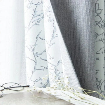 Rideaux élégants en gris et blanc avec motif floral, parfaits pour ajouter une touche de sophistication et de calme à votre intérieur; idéals pour les salons modernes ou chambres à coucher paisibles.