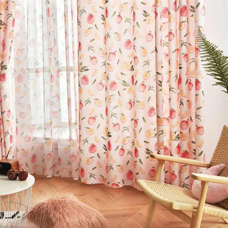 Rideaux décoratifs avec motif de pêches pour une ambiance estivale, parfaits pour ajouter une touche colorée et fraîche à votre salon. Ce modèle apporte douceur et élégance à votre intérieur tout en filtrant la lumière naturelle. Idéal pour un style contemporain et convivial.