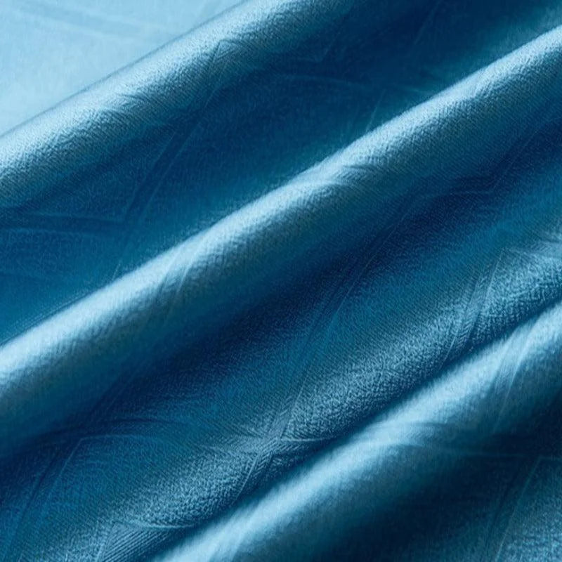 Texture élégante de tissu bleu, mettant en valeur des motifs géométriques subtils pour une décoration intérieure raffinée et moderne. Parfait pour des créations personnalisées ou des projets de design sophistiqués.