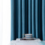 Rideaux opaques bleus, élégants et modernes, parfaits pour ajouter une touche de sophistication à votre intérieur. Idéals pour le salon ou la chambre, ces rideaux bloquent la lumière tout en offrant une esthétique contemporaine. Accessoirisés avec une tasse élégante et un livre, ils créent une ambiance cosy et raffinée.
