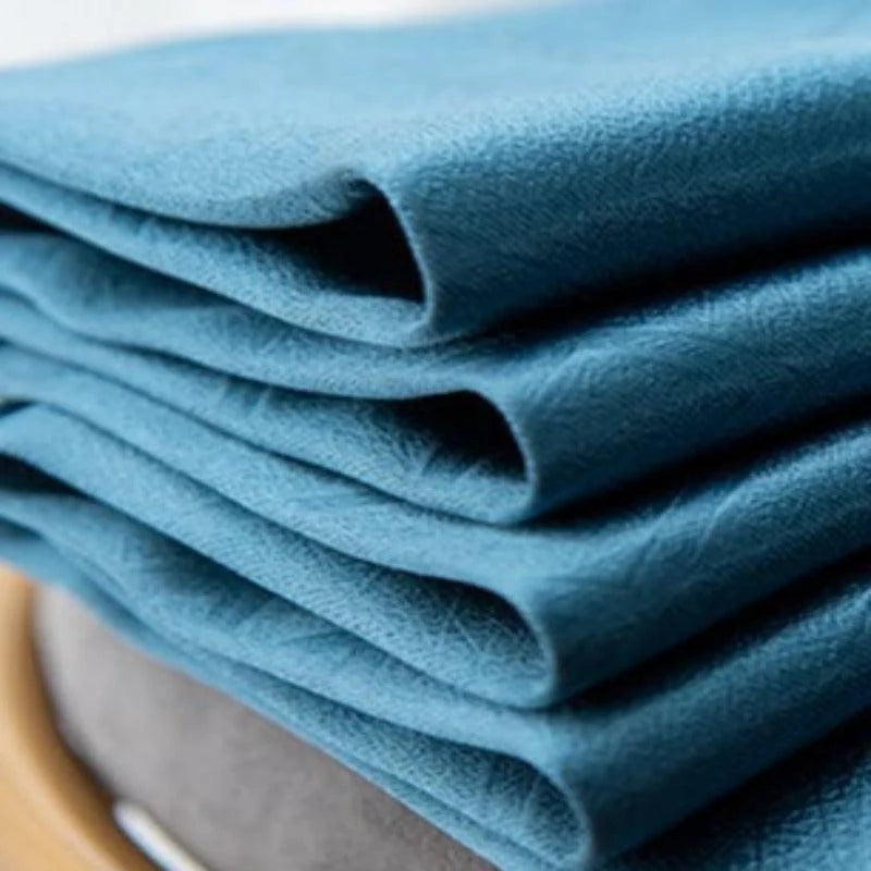 Serviettes de table bleu marine élégantes et modernes, parfaites pour ajouter une touche de sophistication à votre décoration de table. Polyvalentes et infroissables, idéales pour les dîners formels ou les occasions spéciales. Disponible en lot pratique pour un style cohérent.
