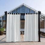 Rideaux blancs pour extérieur installés sur une pergola, offrant une solution élégante pour créer de l'ombre et assurer l'intimité dans votre espace extérieur. Idéal pour les terrasses, jardins ou patios. Design moderne s'intégrant parfaitement à tout type de décoration extérieure.