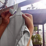 Installation d'un rideau extérieur avec attache pratique, idéal pour protéger les espaces extérieurs du soleil tout en ajoutant une touche décorative. Solution parfaite pour terrasse ou balcon, offrant confort et intimité.