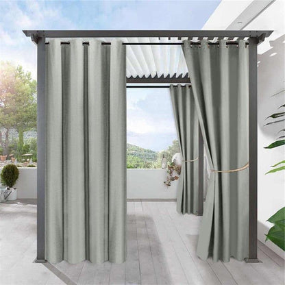 Rideaux opaques pour pergola moderne, offrant intimité et confort extérieur, installés sur une terrasse élégante avec vue panoramique sur la nature. Accessoire idéal pour aménager un espace de détente en plein air.
