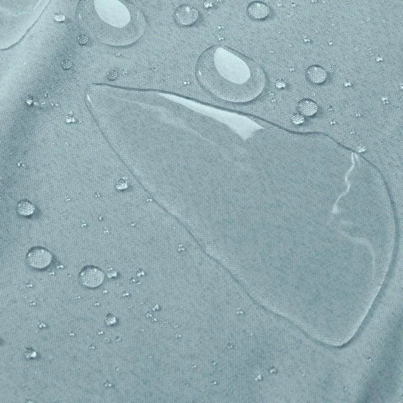 Gros plan sur une surface imperméable avec des gouttes d'eau, illustrant la résistance à l'humidité et la qualité déperlante idéale pour des articles de plein air et des équipements sportifs. Image mettant en avant les propriétés de protection contre les liquides, parfaite pour des vêtements fonctionnels et accessoires durables.