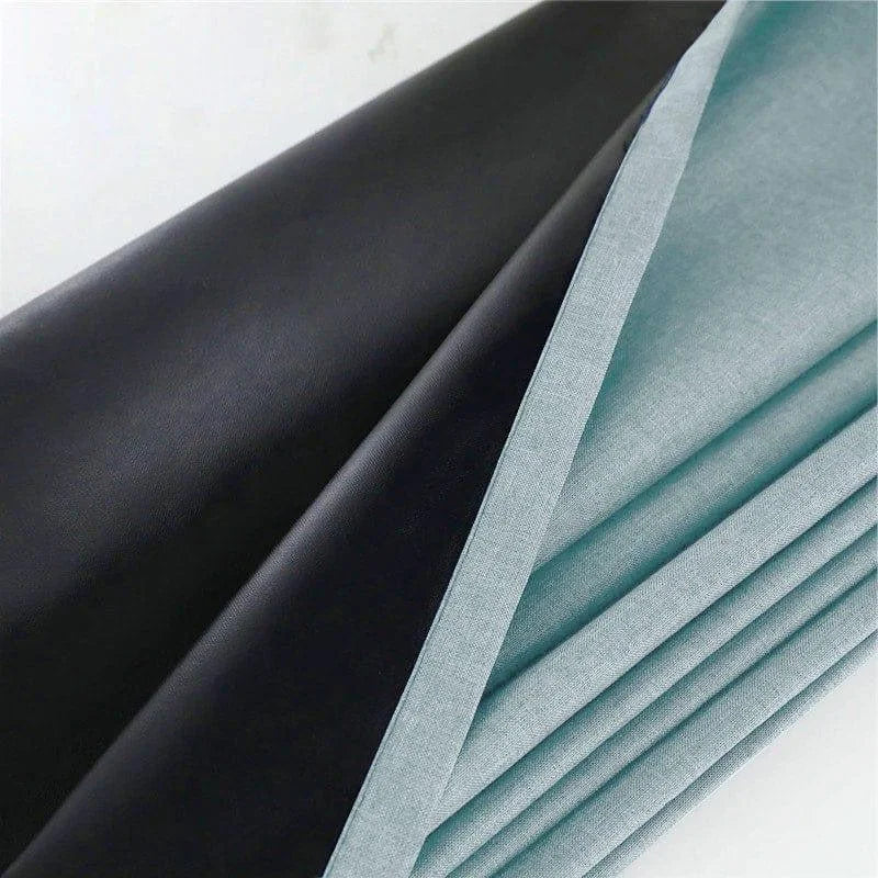 Tissu bicolore noir et bleu, idéal pour couture et projets créatifs. Drapé élégant et contrasté, parfait pour vêtements, accessoires ou décoration intérieure. Découvrez la qualité et le style pour un look moderne et personnalisé.