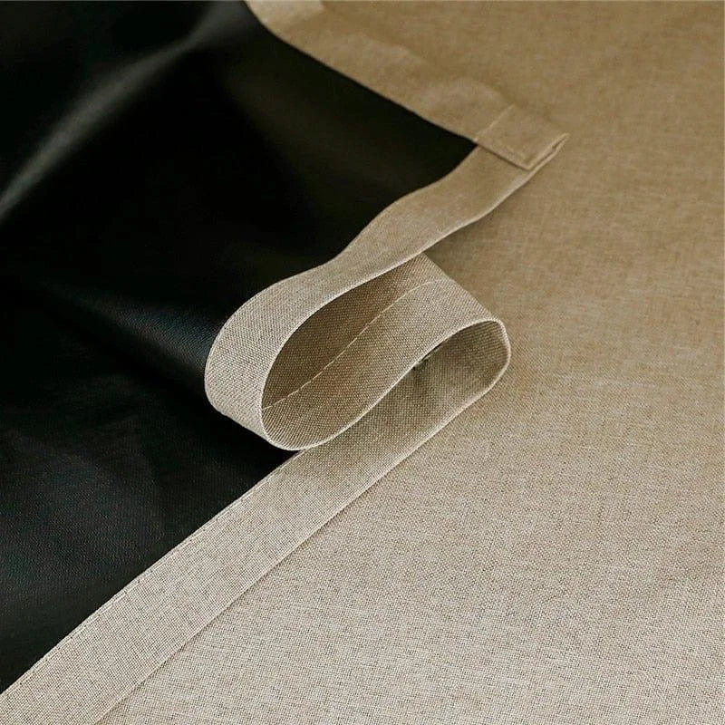 Image d'une nappe élégante, bicolore, idéale pour embellir votre table. Cette nappe présente un style moderne avec une combinaison de couleurs noires et beige. Parfaite pour des occasions spéciales ou un usage quotidien, elle apporte une touche de sophistication à votre salle à manger. Accessoire essentiel pour protéger et décorer votre table avec raffinement.